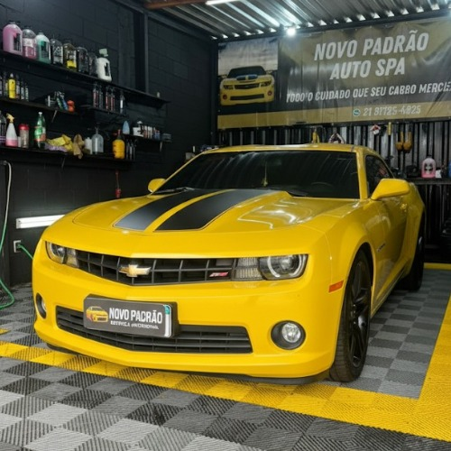 Chevrolet Camaro amarelo — referência real de acabamento